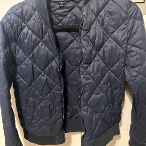 Blå bomberjacka - Blå bomberjacka i storlek 36/38