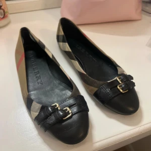 Ballerinaskor från Burberry - ballerinaskor från Burberry storlek 37