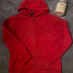  Ralph Lauren hoodie Herr - Säljer en snygg röd hoodie från Ralph Lauren med dragkedja och broderad logga på bröstet. Tillverkad i mjuk bomullsmix för extra komfort. Perfekt för en avslappnad stil. Hör av dig vid intresse! 🔥Size XL 18-20 (passar perfekt för M) jag är 182 lång och den passar runt där!