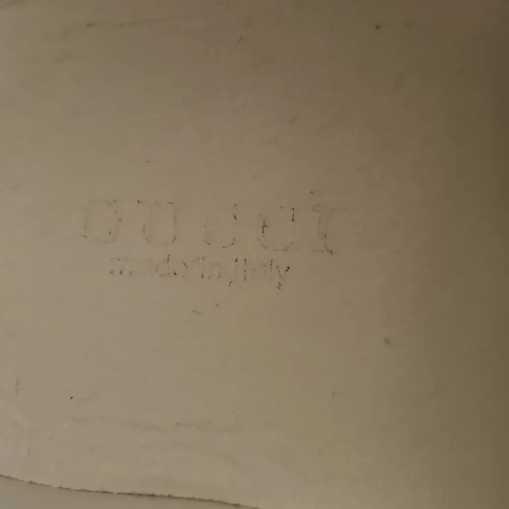 Snygga vita sneakers från Gucci med klassiska gröna och röda ränder på sidan. Skorna har snörning och en unik detalj i form av en mörkblå, ormskinnsmönstrad häl. Perfekta för en stilren look.. Kengät.