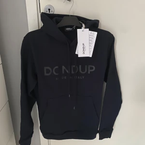 Dondup hoodie (helt ny) - Tja! Säljer nu denna helt sprillans nya dondup hoodien! Hoodien är i storlek L! Hoodien är helt sprillans ny med tags kvar! Skriv vid frågor eller bilder! Vid snabbaffär=bättre pris!