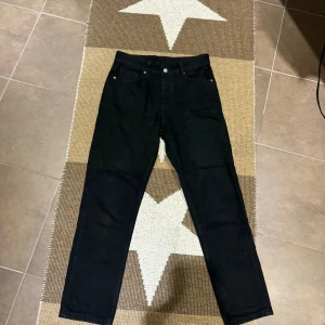Zara jeans - Svarta Zara jeans används ett par gånger sen växte jag ur dem. Passar cirka 155-170 cm skulle jag tippa på.