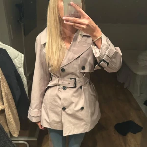 beige trenchcoat  - jackan är lite större i storlek och är aldrig använd💕