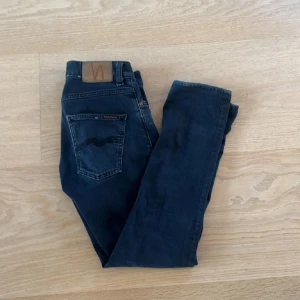 Mörkblå jeans från Nudie Jeans - Snygga mörkblå jeans från Nudie Jeans med klassisk femficksdesign. De har en smal passform och är tillverkade i högkvalitativt denim. Perfekta för en stilren look.