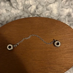 Säkerhetskedja i silver - Säkerhetskedja som passar Pandora armband men den är inte köpt på Pandora utan köptes här på plick så kan inte garantera äkthet.💕 Den har 925 stämpel och en av stenarna är borta (sista bilden). Skriv vid frågor☺️