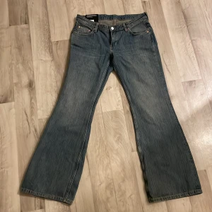 Lågmidjade bootcut jeans från Weekday - Lågmidjade bootcut jeans från Weekday. Aldrig använda, har lappen kvar! I storlek 30/32. Säljer då de ej passade! Pris kan diskuteras💕