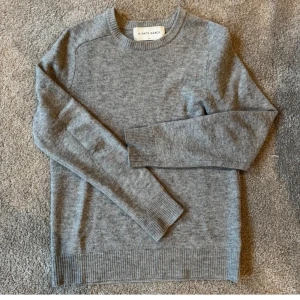 Grå stickad tröja från A Day's March - Svin snygg stickad tröja från A Day’s March. Tröjan är i väldigt bra skick, bara att skriva vid frågor och så😀🤝 ny pris: 1200