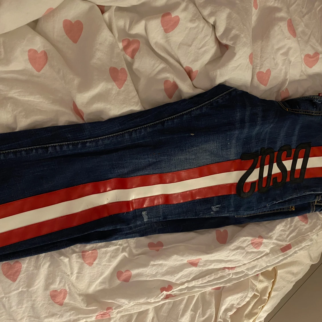 Blå jeans med röd och vit rand från Dsquared2