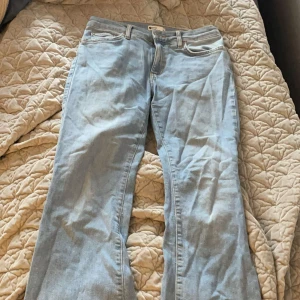 Ljusblå jeans från Perfect Jeans - Säljer ett par ljusblå jeans från Perfect Jeans. Dem är lågmidjade och i bootcut. Använt en bara gång då dem är för stora mig mig! Lägg gärna prisförslag 💗