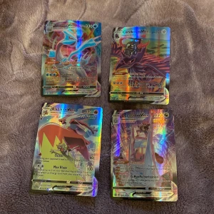 Pokémonkort - Blaziken VMAX och Duraludon VMAX - Säljer två Pokémon VMAX-kort: Blaziken VMAX med 320 HP och attackerna Clutch och Max Blaze, samt Duraludon VMAX med 320 HP och attackerna Skyscraper och G-Max Pulverization. Perfekt för samlare eller spelare som vill förstärka sin kortlek med kraftfulla kort. ✨