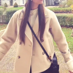 Jätte fin kappa💕 - Snygg beige kappa med stora knappar och klassisk krage. Perfekt för våren. Storlek 164/170 men skulle säga att den sitter som en S💕