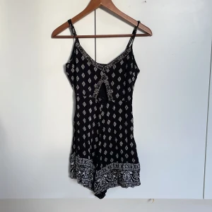 Svart mönstrad jumpsuit - Säljer en svart och vit jumpsuit i skönt material, perfekt till sommaren.