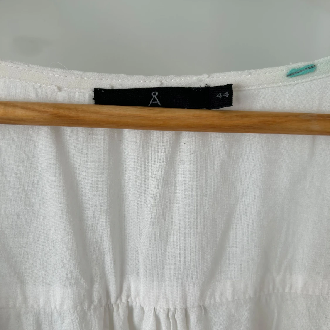 Vit prickig klänning med knytband - 2