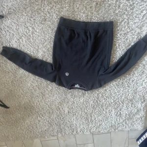 Mörkgrå tröja från Moncler - Säljer en stilren mörkgrå tröja från Moncler. Tröjan har långa ärmar och en diskret logga på bröstet. Perfekt för en avslappnad och trendig look. Jag har köpt denna begagnat men inte använt den alls mycket eftersom den var för liten 