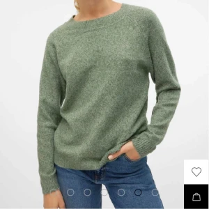 Stickad tröja i nyskick - vero moda - Använt bara 1 gång, storlek L men upplevs som M och blir oversize i S. Ordinarie pris: 299kr