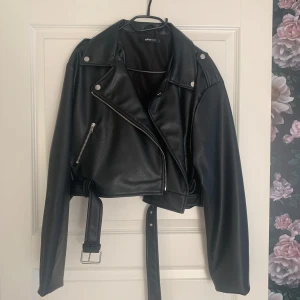 Svart skinnjacka från Gina Tricot - Snygg svart skinnjacka från Gina Tricot. Använd 1 gång🫶🏼