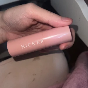 hickap shimmering coral blush stick - Säljer en Hickap shimmering coral Blush Stick i en härlig korallfärg. Perfekt för att ge kinderna en fräsch och naturlig glöd. Kompakt och lätt att ta med i väskan för touch-ups under dagen.
