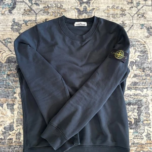 Stone island tröja - Intressekoll på denna sjukt snygga Stone island tröjan || tröjan är i nyskick, skick: 10/10 || storlek: L || nypris: 2999kr, mitt pris: 1099kr || ingår: tröjan endast || har du fler frågor eller funderingar är det bara att höra av dig:)