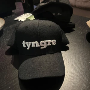 Tyngre keps  - Oanvänd Tyngre keps svart 