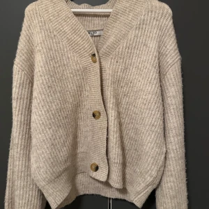 Stickad kofta  - Super skön stickad kofta från NAKD. Lite nopprig men tas lätt bort med nopp maskin🩷 storlek xs men sitter med som en stor S