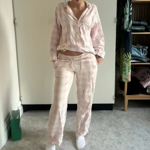 Rosa, vitt rutigt pyjamassett - Lite urtvättat, väldigt bekväm och mysig och materialet är i bra skick, jättebekväm att ha hemma, köps som ett sett Nypris runt: 550 Säljer på grund att jag inte använder, därför det billiga priset 