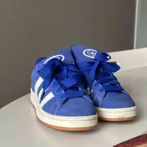 Säljer dessa coola, snygga och populära adidas campus! De har tyvärr inte kommit till den användning jag önskat där av är de i mycket bra skick🩵 Använda ca 4 - 6 gånger. Nypris: 1250 kr