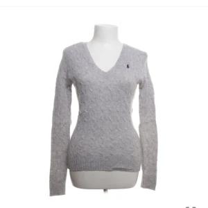 Ralph Lauren stickad tröja - Säljer denna då den inte kommer till användning. Köpte på sellpy för ett tag sedan men har inte använts någonting. Köpte för 690kr, säljer för 600kr. Skriv för mer bilder