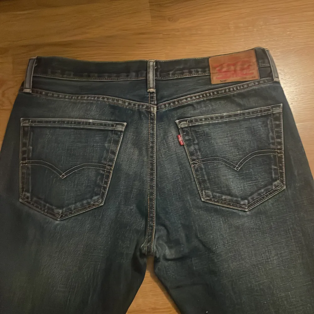 Levis 501 med sjukt snygg tvätt.  Skick 10/10 inga fel men de har såklart använts förut. Storlek 32/32 men passar 30-32 i midjan.. Jeans & Byxor.