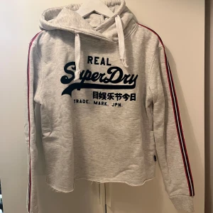 SuperDry hoodie  - Ljusgrå superdry hoodie. Fint skick. Strl S.
