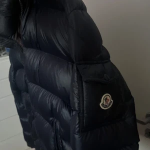 Moncler maya herr - Riktigt fin jacka, qr kod och nfc taggen funkar utan några konstigheter, pris går att diskutera vid snabb affär 