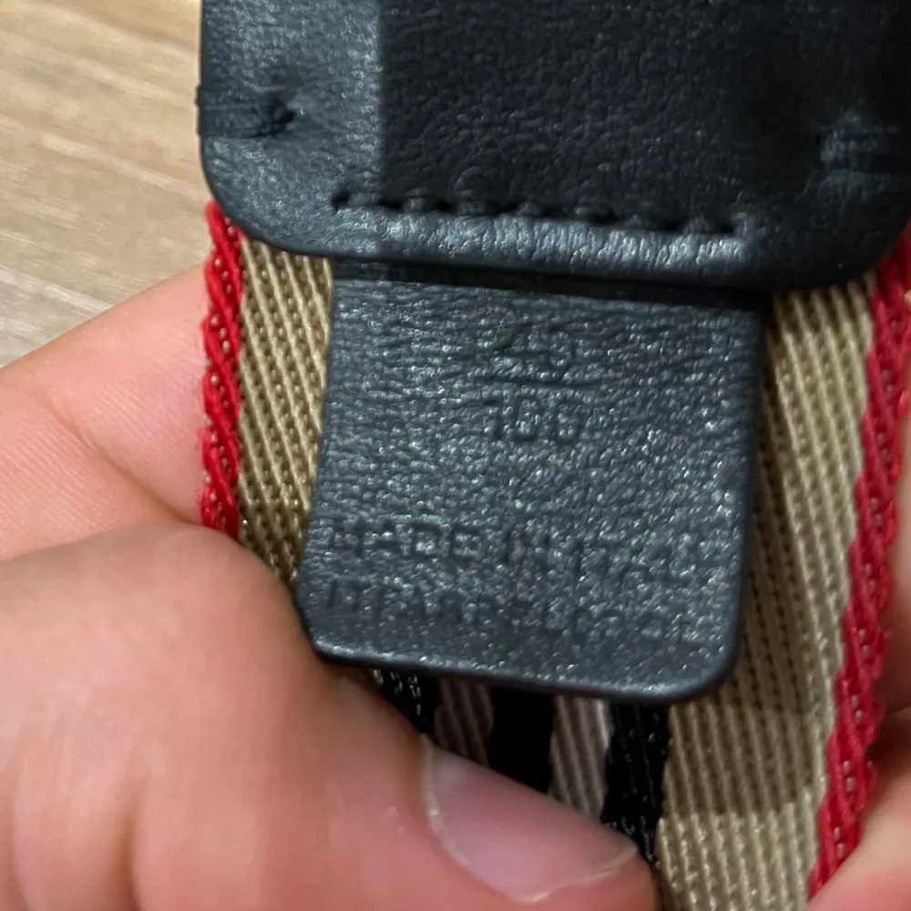 - Burberry bälte i nyskick  - Made in italy  - storlek 100/40 men rätt oväsentligt då det inte är ett traditionellt skärp/detta bälte passar nästan alla . Accessoarer.