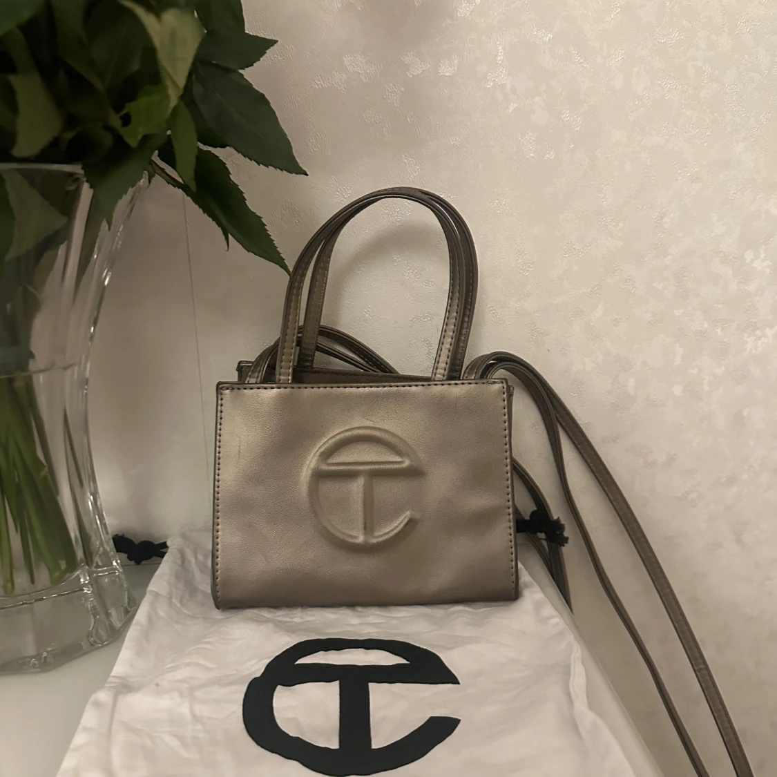 Telfar i metallic grå färg - 90