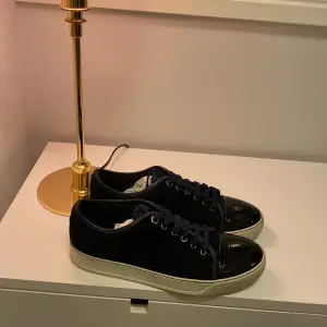 Säljer nu mina lanvin cap toe (strl 41) Pga för små, skick 9/10 använda max 10 gånger. Sjukt stilrena och sköna skor till hösten som passar till dem flesta outfitsen. Allting medföljer till skorna dvs sko box och dustbag.