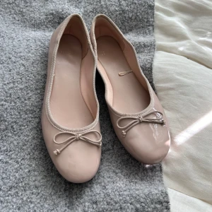 Ljusrosa ballerinaskor - Ett par jättesöta ljusrosa ballerinaskor. Använda ett fåtal gånger. Storlek 41. 