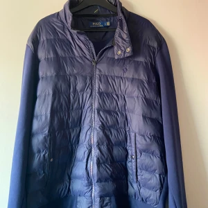 Ralph Lauren Cardigan - Fet sällsynt cardigan från Ralph lauren då den inte tillverkas längre. Perfekt till hösten då det börjar bli kallt ute! Använd endast 1-2 gånger då jag köpte fel storlek. Köpt på Ralph lauren hemsida. Storlek L och mitt pris 1500.