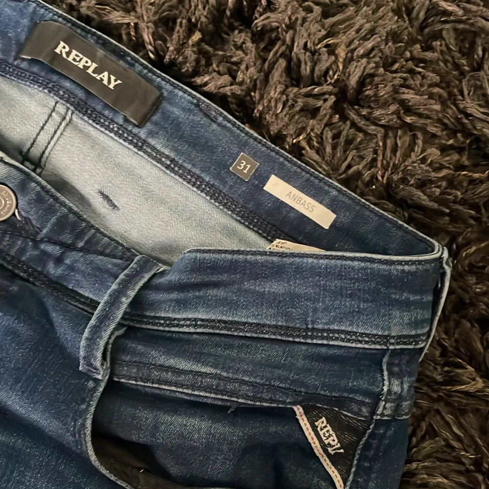 Säljer ett par snygga blå jeans från Replay, modell Anbass i storlek 31/32. Jeansen har en dragkedja och knapp framtill och är i ett mjukt och material.. Jeans & Byxor.