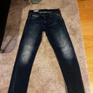 Replay anbass hyperflex - Ett par riktigt stilrena replay anbass med skön fade och bra passform. Strlk: W29 L30. Kondition 9,5/10. Knappt några flaws och knappt använda. 