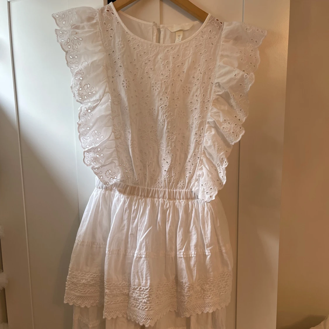 Vit volangklänning  - 90