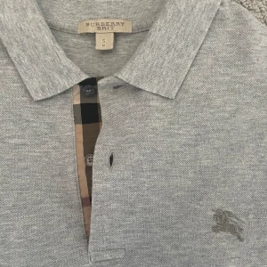 Burberry piké  - Tjoo, säljer en rikigt clean buberry piké 😫för ett schysst pris, väldigt fint skick 9/10, storlek S. Bara höra av er vid frågor?🤩