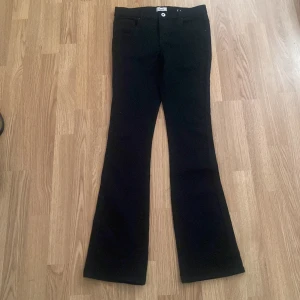 Flared jeans  - Säljer dessa flared jeansen har inte använts 