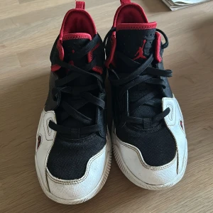 Jordans jumpman - Jag säljer ett par Jordan som är 2-3 år gammla och användes i ca 6 månader de är synligt använda på skon på sulans häl och i sulan kan man se lite små stenar som sitter fast och på ett annat ställe som man kan se i bild 3.