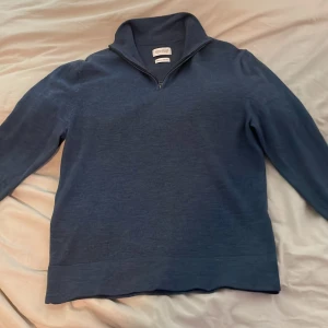 Skön merino half zip - Säljer nu denna eftertraktade half zip i 100% merino ull ifrån These Glory Days. Har bara använt tröjan en gång då den va för stor för mig. Original storleken är L men passar mer som M/S. Skriv vid frågor eller funderingar!😊Nypris: 1100 mitt pris 399