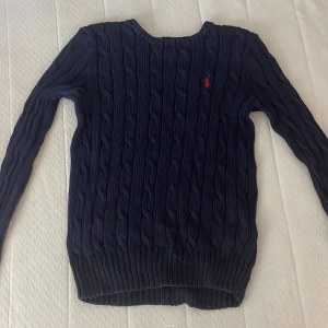 Polo ralph lauren tröja - Polo Ralph lauren tröja i marinblå. Tröjan är i gott skick och nedsatt till ett superbra pris💗 (Orginalpriset ligger på 2395 kr)  * sänkt pris, går att förhandla