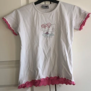 hello kitty tröja! - jätte gullig hello kitty tröja!! är i bra skick förutom tre små fläckar på framsidan (sista bild), vet inte om de går att få bort. tvättas innan det skickas!🫶