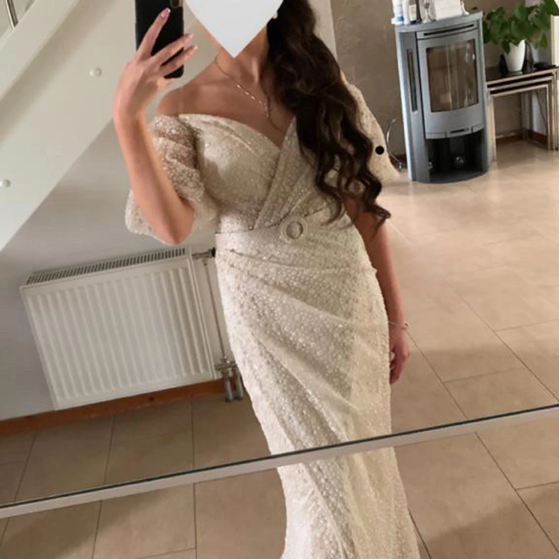 Elegant vit klänning med spetsdetaljer