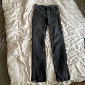 Svarta jeans  - Dessa fina jeans med slits köpta på zara. Endast testade.