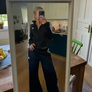 Adidassett - Supersnyggt adidassett. Använt ca 2 gånger så i nyskick. I storlek M men passar bra på mig som vanligtvis bär storlek S.