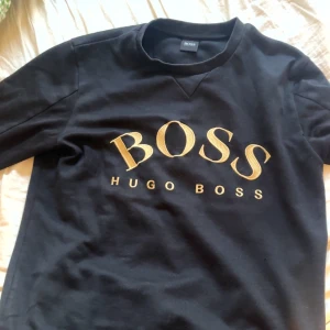 Hugo boss tröja  - Tjena, säljer en hugo boss tröja i storlek M men passar om man har storlek S. Nyskick, går inte och få tag på längre.