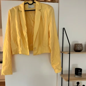 Kort gul blazer - Kort gul blazer från NELLY. Aldrig använd. Storlek: L-XL