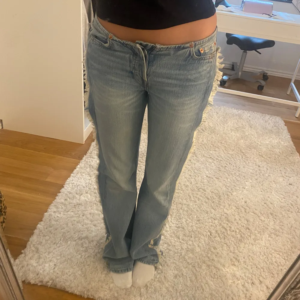 Lågmidjade ljusblåa jeans med fransar på sidorna. Bra skick, inte mycket använda.. Jeans & Byxor.